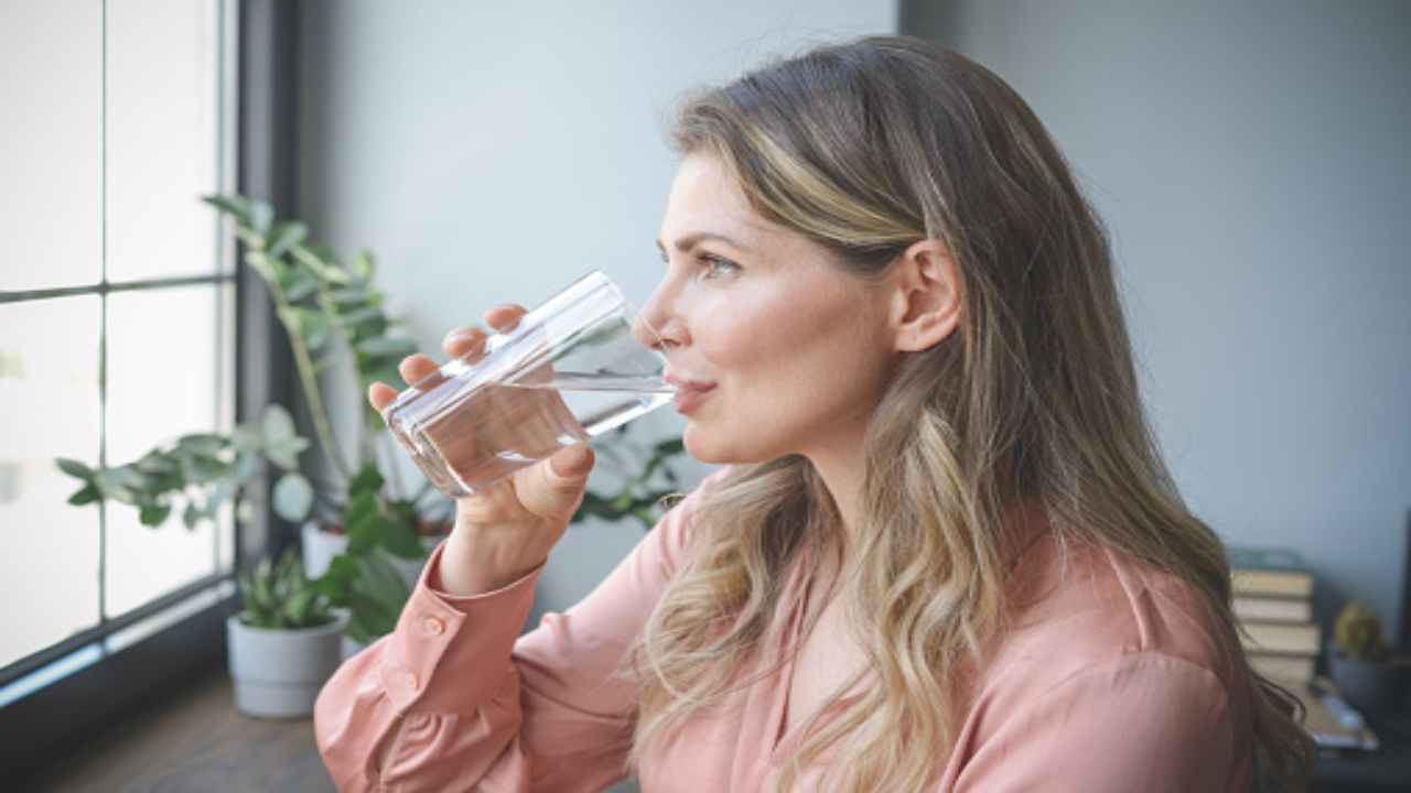 Bere acqua calda aiuta a soffrire meno il caldo (pixabay)- cilentolive.com 070822