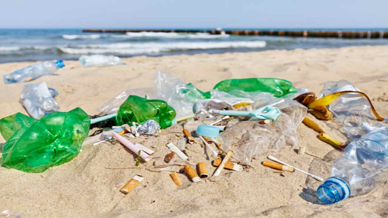 La "bruttura" delle spiagge? I mozziconi di sigaretta (pixabay) cilentolive.com 180822