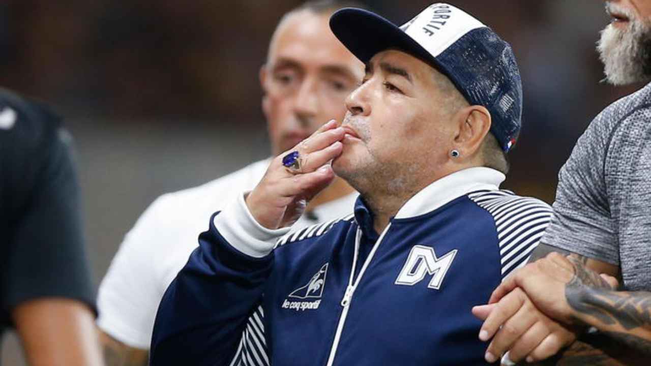 Maradona saluta il pubblico - www.cilentolive.com