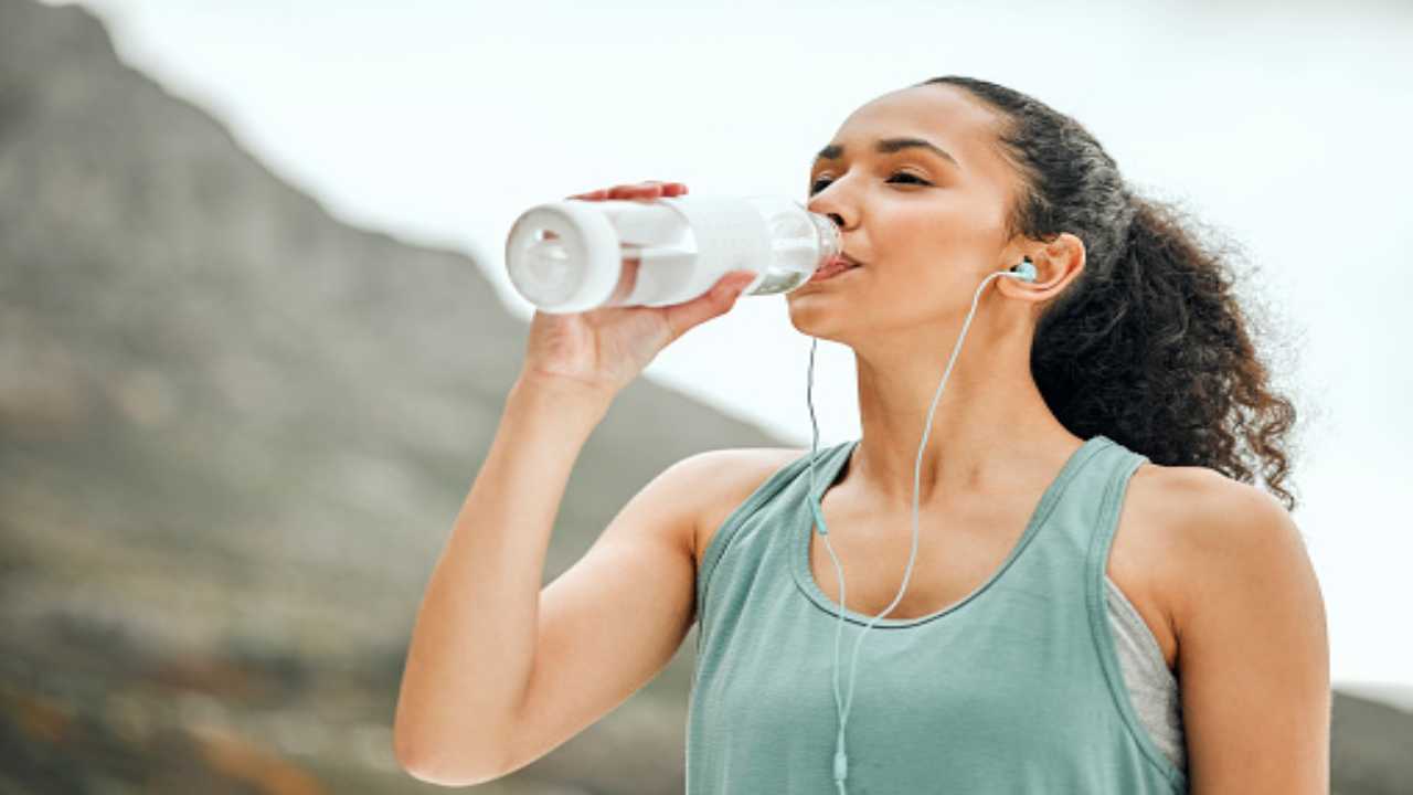 Quando bere troppa acqua fa male (pixabay) cilentolive.com 140822