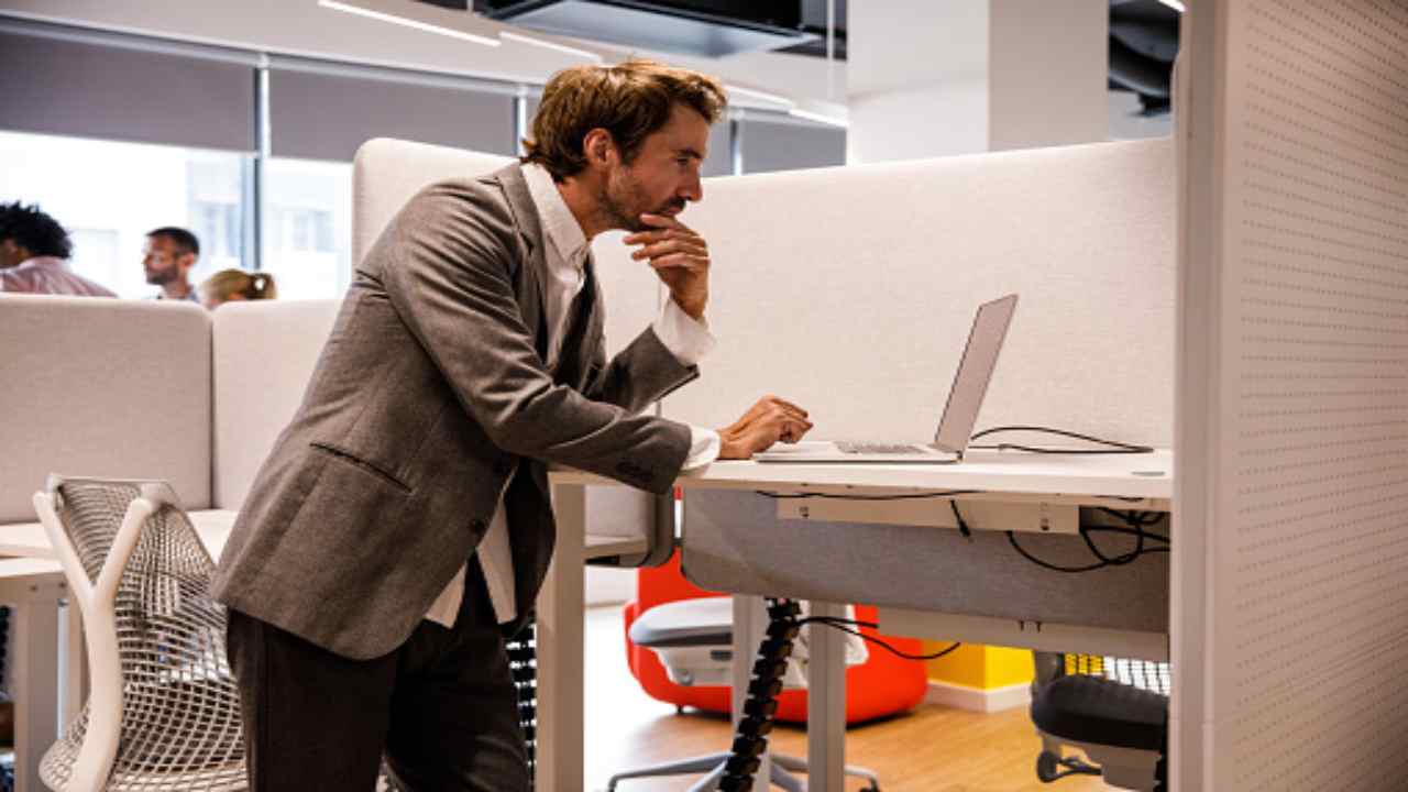 Standing desk, il futuro delle postazioni lavoro è stare in piedi (pixabay) cilentolive.com 210822