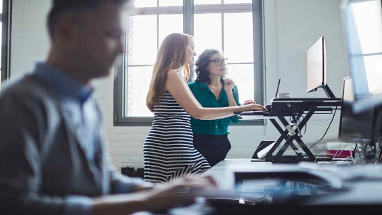 Standing desk, il futuro delle postazioni lavoro è stare in piedi (pixabay) cilentolive.com 210822