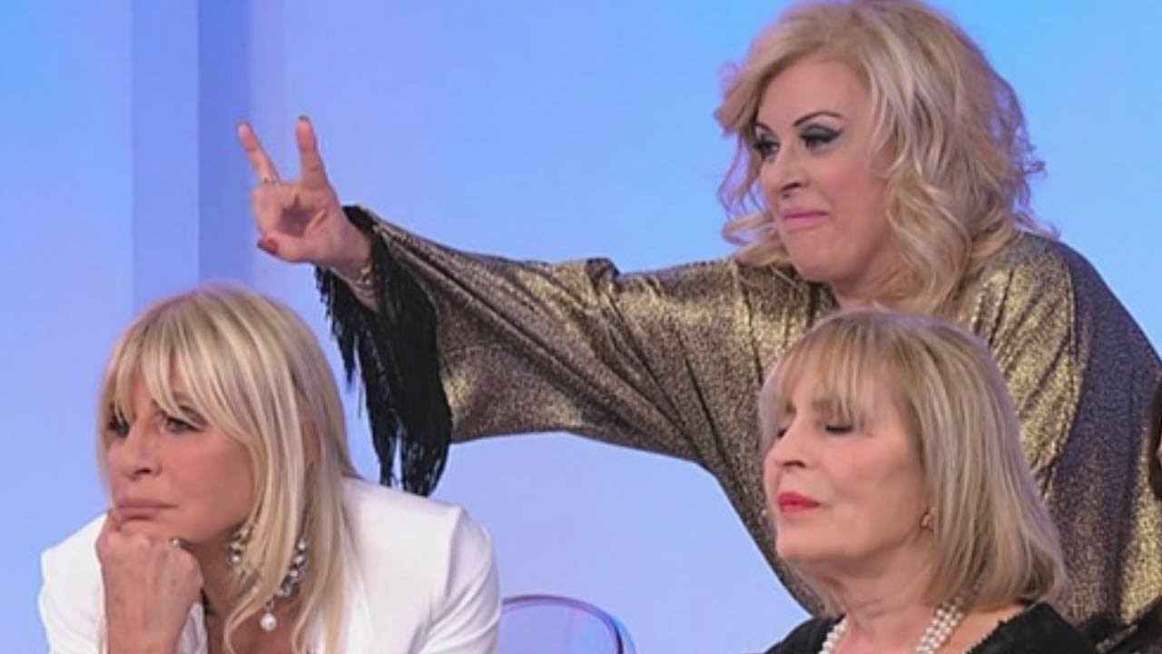 Tina fa le corna - www.cilentolive.com