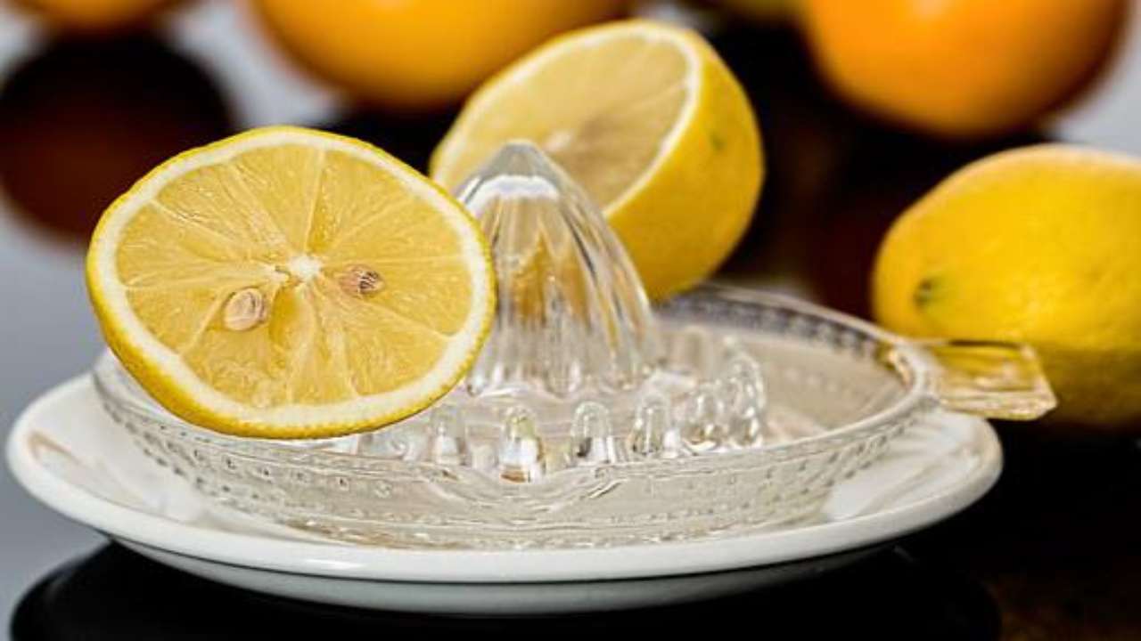Un limone è il segreto per far tonare splendente il forno (pixabay) - cilentolive.com - 080822