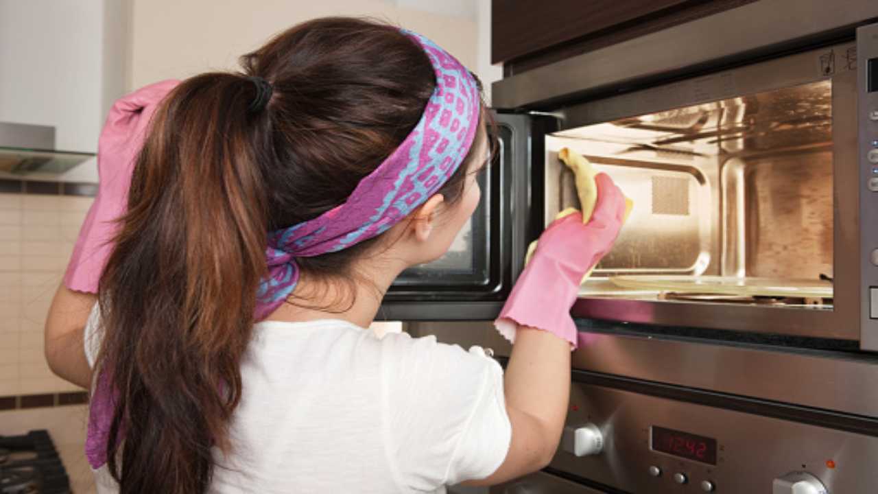 Un limone è il segreto per far tonare splendente il forno (pixabay) - cilentolive.com - 080822