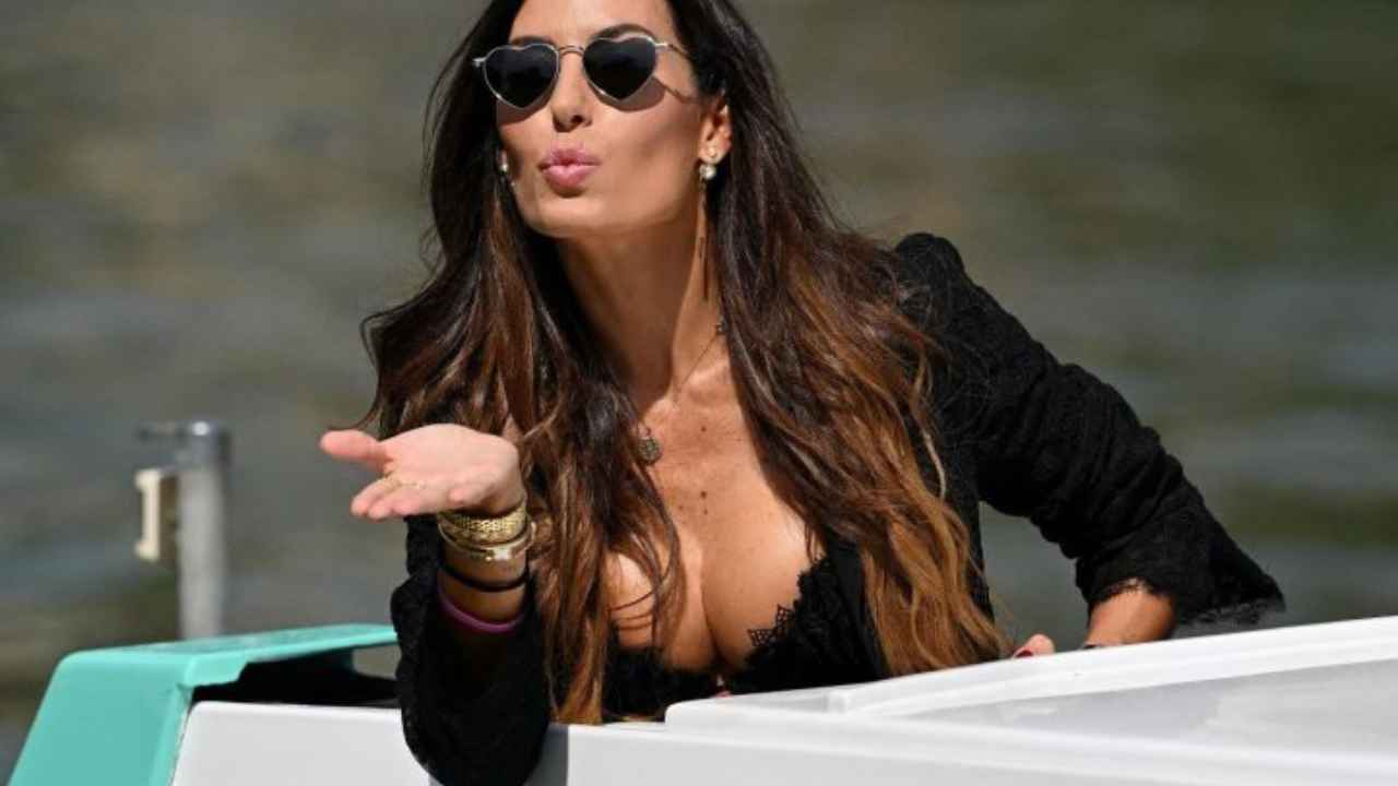 Gregoraci reggiseno - www.cilentolive.com