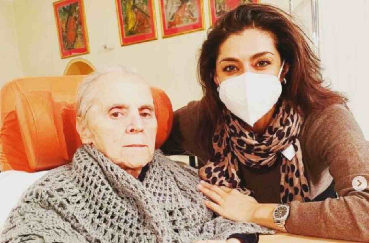 Elisa Isoardi con la nonna - www.cilentolive.com