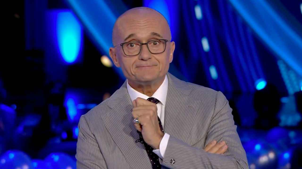 Alfonso Signorini preoccupato per nuovi ingressi - www.cilentolive.com