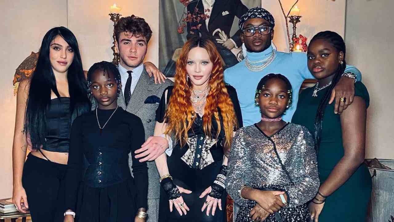 Foto di Madonna con i sei figli - www.cilentolive.com