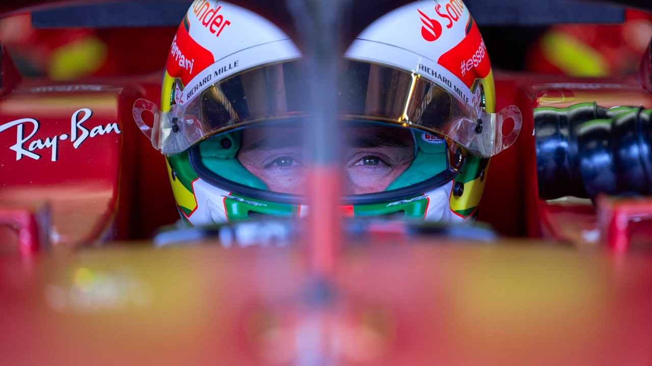 Charles Leclerc casco Ferrari (Ferrari) - www.cilentolive.com