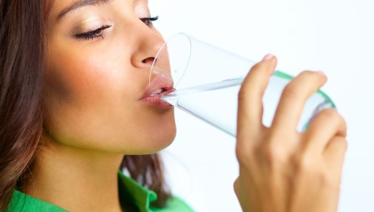 Bere acqua l'eterno dilemma tra rubinetto o in bottiglia