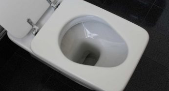 Attenzione quando vai al bagno: questa cattiva abitudine ha delle gravi conseguenze sulla salute