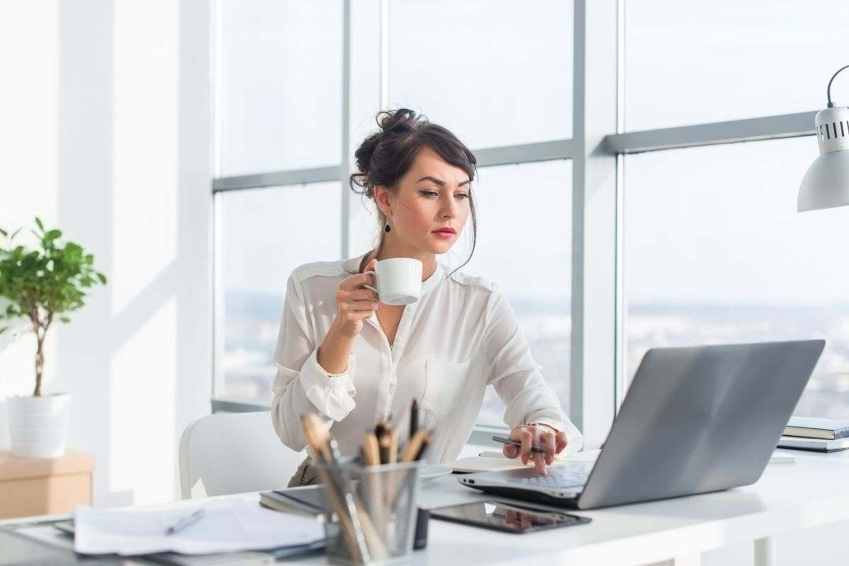 stare sul pezzo a lavoro