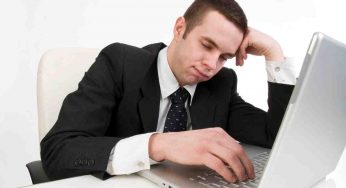 Sei sempre al computer? Attenzione, rischio morte improvvisa: succede a molti