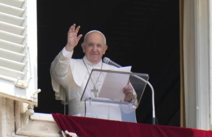 La polemica sulla foto fake del pontefice Bergoglio: com'è nata la foto