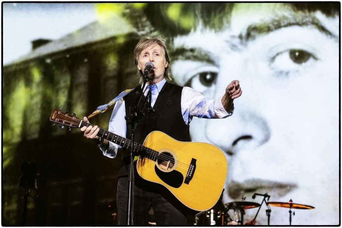 Paul McCartney investito strada