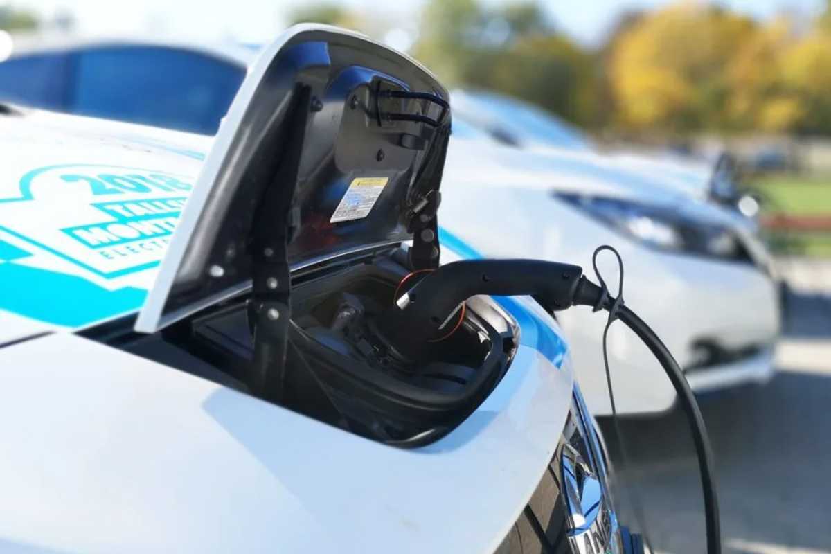 Auto elettriche: il Governo Meloni si oppone alla proposta dell'UE