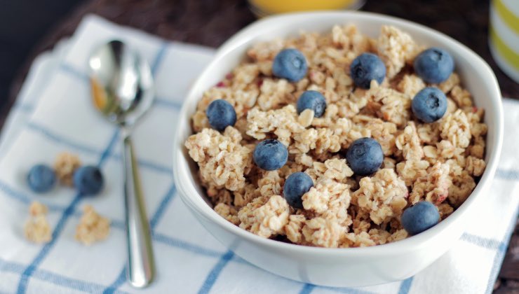 Granola di avena a colazione le proprietà del cerale