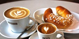 Cappuccino e cornetto a colazione