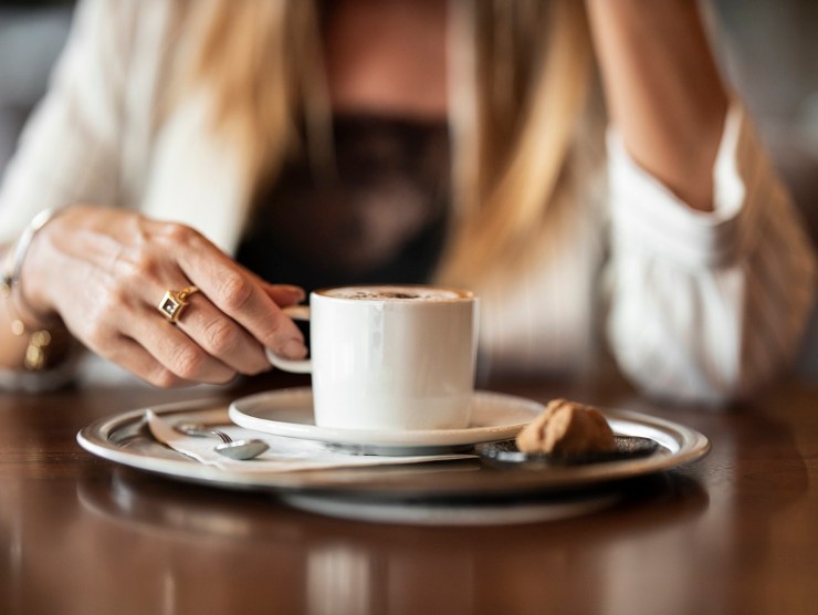 Mangiare cappuccio e cornetto