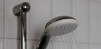 Doccia: cosa fare se non esce più acqua dal soffione, calcare