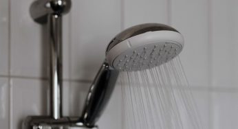 Ormai non esce più acqua dal soffione della doccia: colpa del calcare, puoi risolvere così