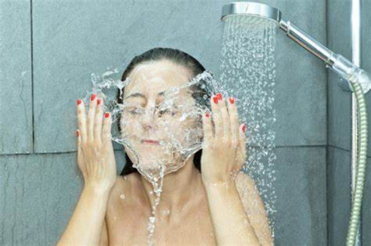 acqua IN FACCIA