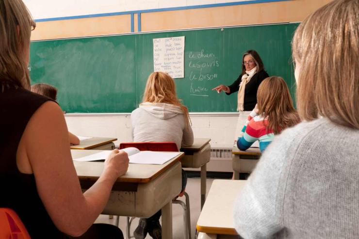 Unghie finte messe al bando da una scuola di Torino